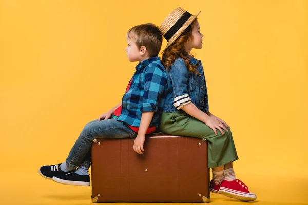 Vista Laterale Dei Bambini Seduti Una Valigia Pelle Isolata Sul — Foto Stock