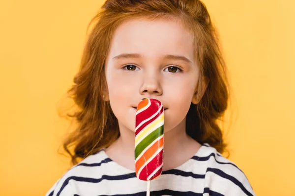 Retrato Pré Adolescente Criança Comer Pirulito Isolado Amarelo — Fotografia de Stock