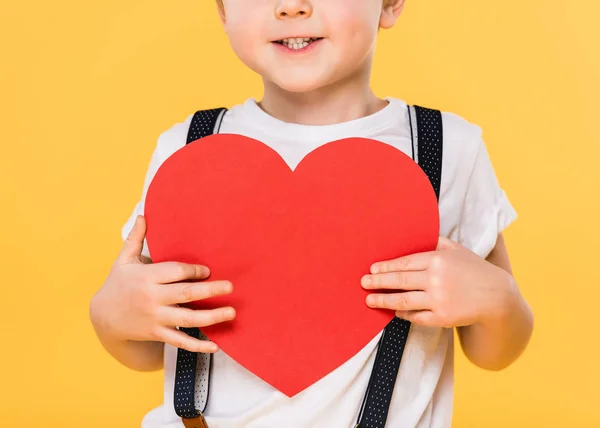 Částečný Pohled Kid Červeným Papírem Srdce Izolované Žluté Valentines Day — Stock fotografie