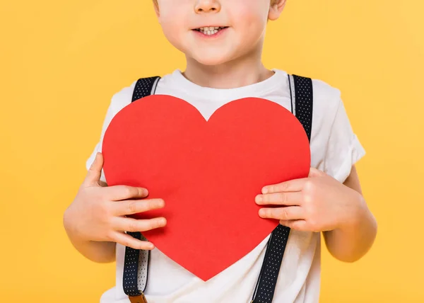 Gedeeltelijke Weergave Van Jongen Met Rood Papier Hart Geïsoleerd Geel — Stockfoto