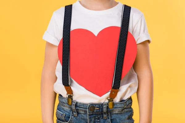 Gedeeltelijke Weergave Van Jongen Met Rood Papier Hart Geïsoleerd Geel — Stockfoto