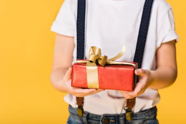 Colpo Ritagliato Del Capretto Che Tiene Regalo Avvolto Isolato Giallo — Foto Stock