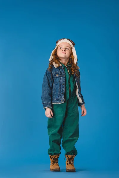 Schattig Preteen Kind Piloot Kostuum Zoek Weg Geïsoleerd Blauw — Stockfoto