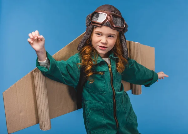 Porträt Eines Süßen Kindes Pilotenkostüm Mit Handgefertigten Flugzeugflügeln Aus Papier — Stockfoto