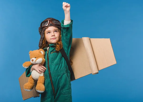 Porträt Eines Süßen Kindes Pilotenkostüm Mit Teddybär Und Handgefertigten Flugzeugflügeln — Stockfoto