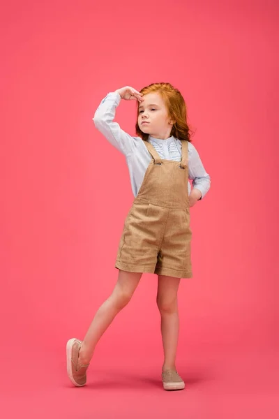Imádnivaló Kis Gyerek Látszó Elszigetelt Rózsaszín — Stock Fotó