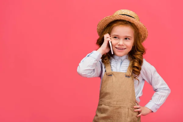 Retrato Niño Sonriente Hablando Smartphone Aislado Rosa — Foto de stock gratis