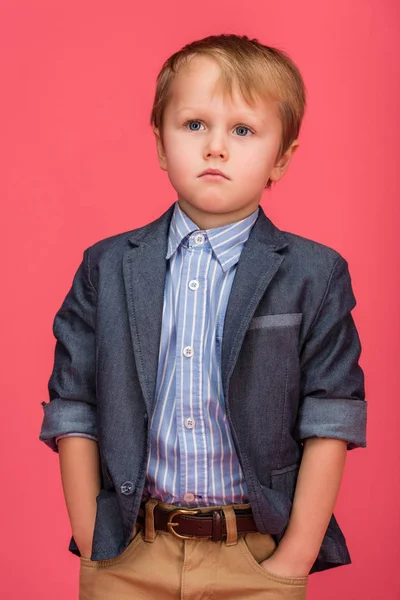 Portret Van Een Schattig Jongetje Geïsoleerd Roze — Gratis stockfoto