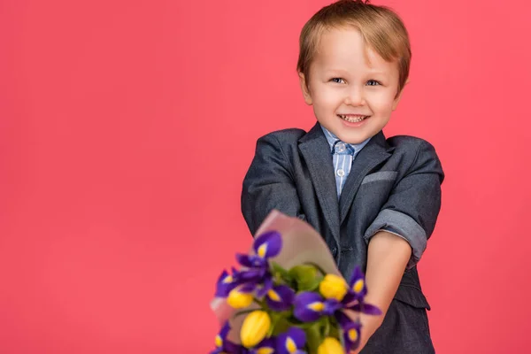 Porträtt Söt Liten Pojke Med Blombukett Isolerad Rosa — Stockfoto