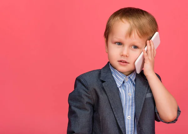 Πορτρέτο Του Μικρό Αγόρι Μιλάμε Για Smartphone Που Απομονώνονται Ροζ — Φωτογραφία Αρχείου