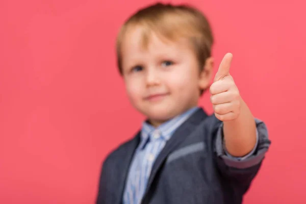 Enfoque Selectivo Niño Pequeño Mostrando Pulgar Hacia Arriba Aislado Rosa — Foto de stock gratis