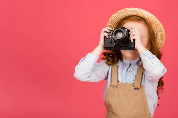 Verdunkelte Ansicht Des Kindes Mit Fotokamera Isoliert Auf Rosa Stockfoto