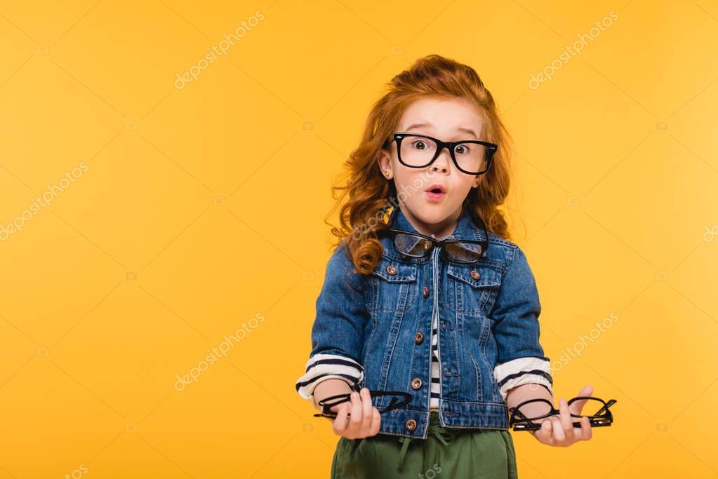Retrato Niño Sorprendido Con Gafas Mirando Cámara Aislada Amarillo ...