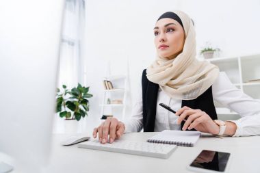 bilgisayarda Office çalışma odaklı Arapça işkadını portresi