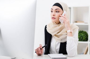 iş kadını ofiste işyerinde smartphone cep telefonu ile konuşurken hijab odaklı