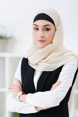 hijab silah ile Arapça işkadını portresi ayakta ofiste geçti