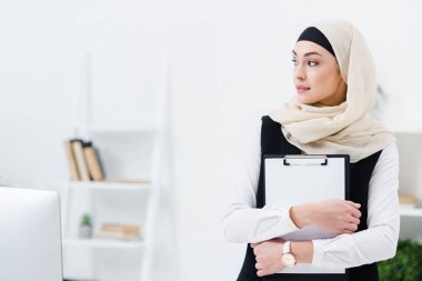 düşünceli Arapça işkadını eller Office klasöründe ile portresi