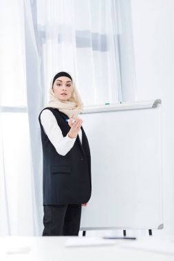 işkadını formal giyim ve Tesettür ayakta beyaz tahta ofiste