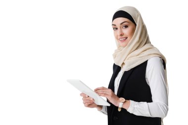 hijab beyaz izole tablet ile gülümseyen işkadını portresi