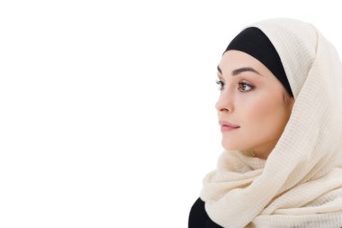 uzak üzerinde beyaz izole hijab arıyor çekici işkadını yan görünüm