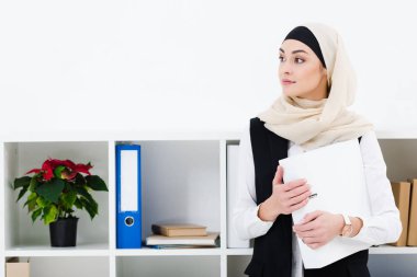 Hicap içinde dalgın işkadını office klasöründe ile portresi