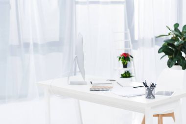 bilgisayar ekranı ve ofis malzemeleri görünümü tablo kadar kapatın