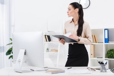 Not defteri konumu işyerinde ofiste olan dalgın işkadını