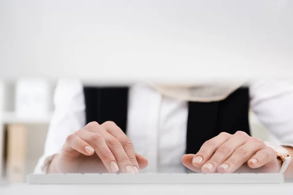 Kadını Ofiste Bilgisayar Üzerinde Çalışan Kısmi Görünümünü — Stok fotoğraf