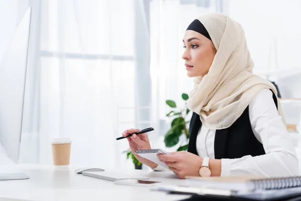 Sidovy Fokuserad Arabiska Affärskvinna Med Notebook Sitter Vid Arbetsplatsen Office — Stockfoto