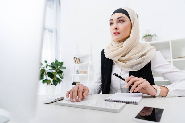 portrait of focused arabic businesswoman working on computer in office