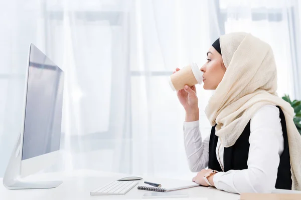 Вид Сбоку Мусульманской Предпринимательницы Пьющей Кофе Офисе — стоковое фото