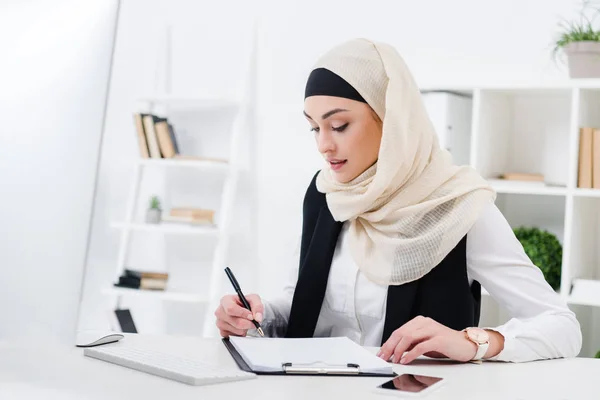 Retrato Mulher Negócios Muçulmana Focada Assinando Papéis Local Trabalho — Fotografia de Stock