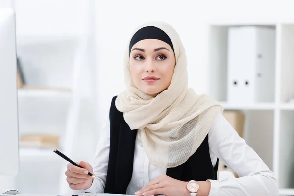 Portrét Atraktivní Podnikatelka Hidžábu Perem Ruce Pracovišti Úřadu — Stock fotografie