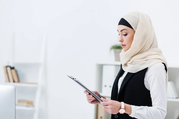 Vista Lateral Mujer Negocios Musulmana Hijab Con Carpeta Las Manos —  Fotos de Stock