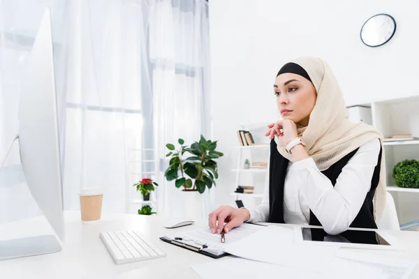 Mujer Negocios Reflexiva Hijab Sentado Lugar Trabajo Oficina — Foto de Stock