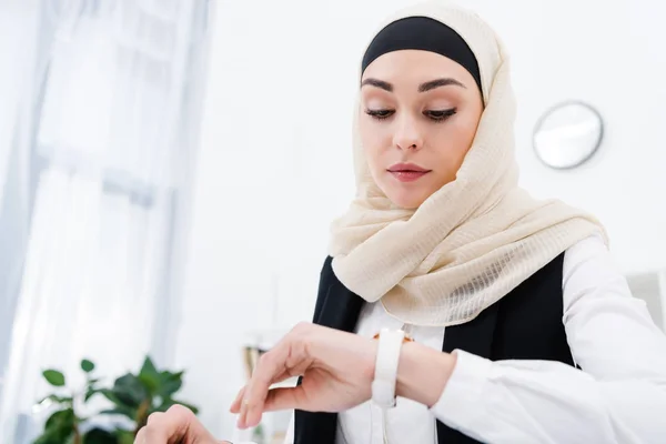 Retrato Mujer Negocios Hijab Comprobar Tiempo Oficina — Foto de Stock