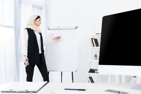 Attractive Businesswoman Hijab Pointing White Board Meeting Office — Stock Photo, Image