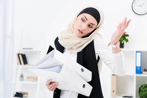 Portrait Businesswoman Hijab Documents Talking Smartphone Office — Stock Photo, Image