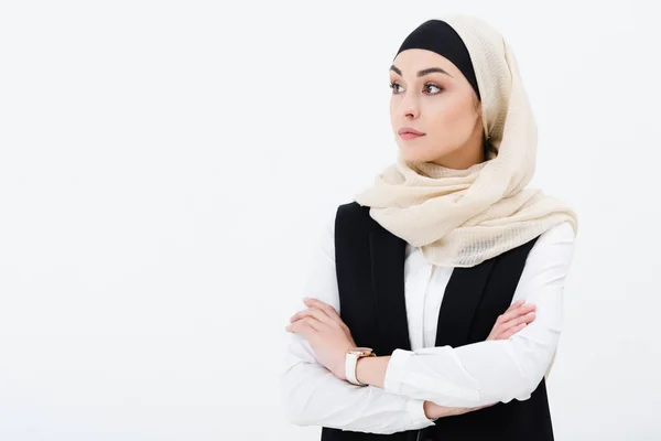 Retrato Mulher Negócios Muçulmana Com Braços Cruzados Isolado Cinza — Fotografia de Stock