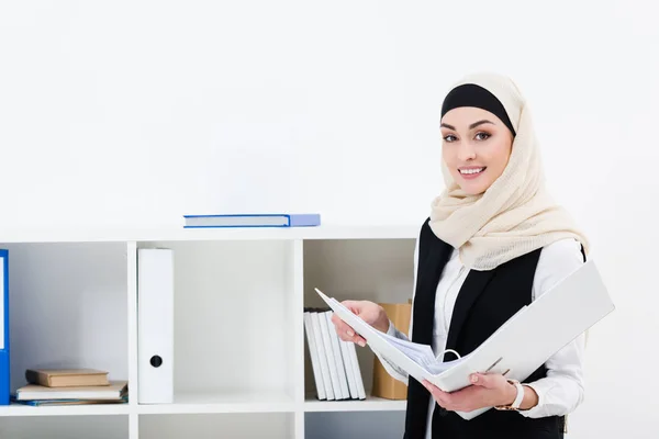 Potret Wanita Pengusaha Tersenyum Dalam Hijab Dengan Folder Kantor — Stok Foto