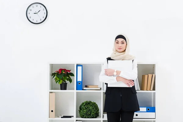 ปภาพของน จหญ งใน Hijab บโฟลเดอร ในม อในส กงาน — ภาพถ่ายสต็อกฟรี