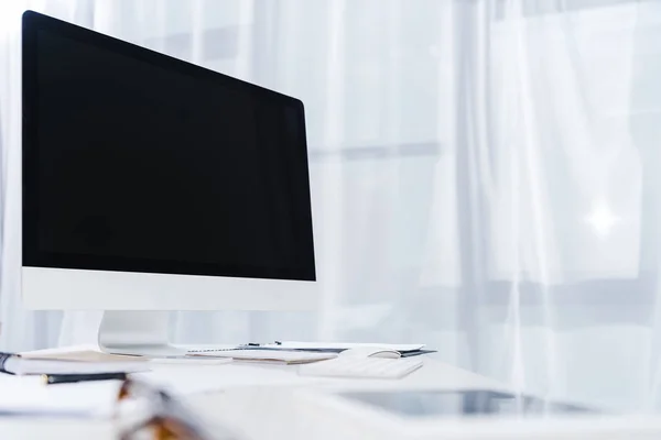 Vue Rapprochée Écran Ordinateur Vierge Sur Table Dans Bureau — Photo