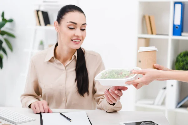 Potret Wanita Pengusaha Tersenyum Mengambil Makanan Dari Kurir Kantor — Foto Stok Gratis