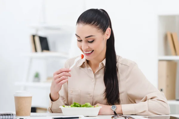 Sonriente Mujer Negocios Comiendo Llevar Ensalada Para Almuerzo Oficina —  Fotos de Stock