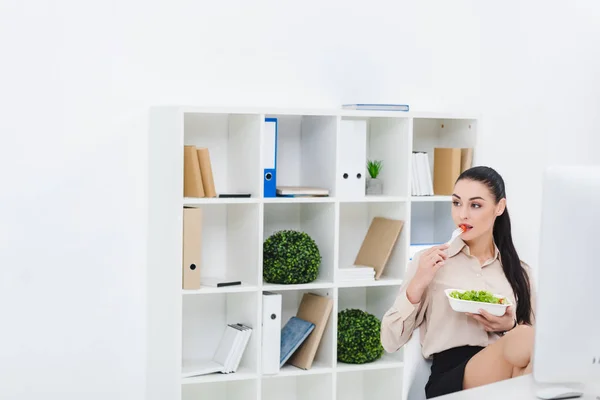 Portrait Businesswoman Eating Take Away Salad Lunch Workplace Office — Free Stock Photo