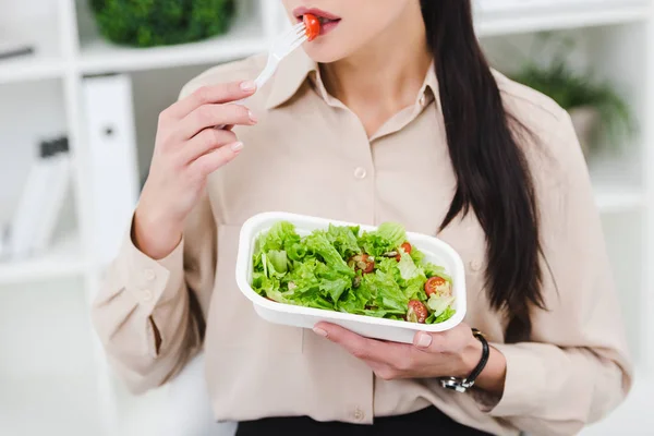 Kısmi Yeme Işkadını Görünümünü Götürün Salata Öğle Yemeği Için Ofiste — Stok fotoğraf