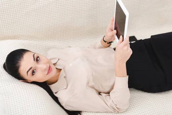 Mujer Negocios Sonriente Con Tableta Digital Tumbada Sofá Oficina — Foto de Stock