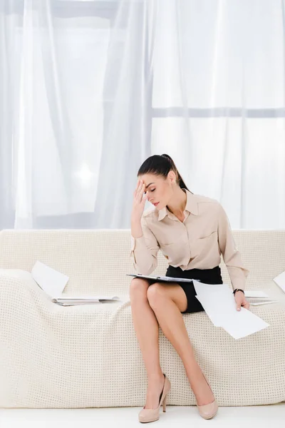Zmęczony Bizneswoman Dokumentów Siedząc Kanapie — Zdjęcie stockowe