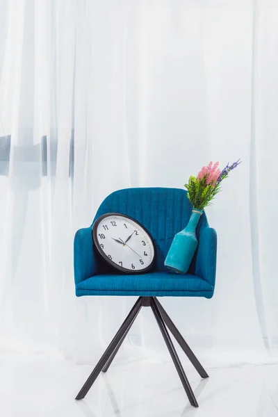 Jarrón Reloj Silla Moderna Azul Habitación Delante Ventana — Foto de Stock