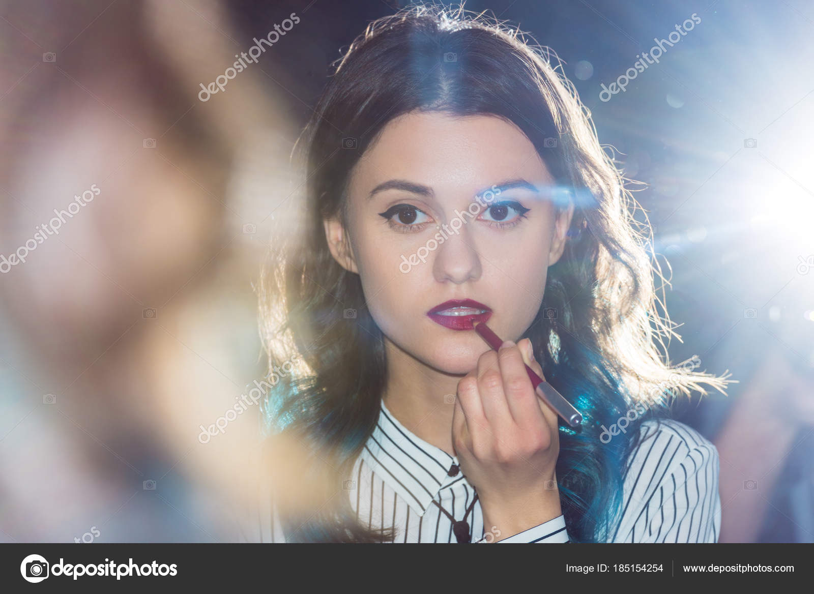 Menina Olhando Espelho Aplicando Batom fotos, imagens de © AndrewLozovyi  #185154254